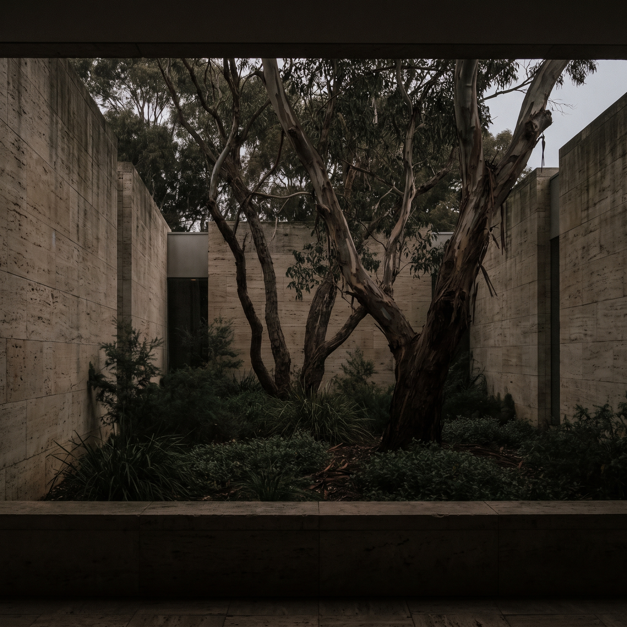 The limestone courtyard and sunken garden at Heide II