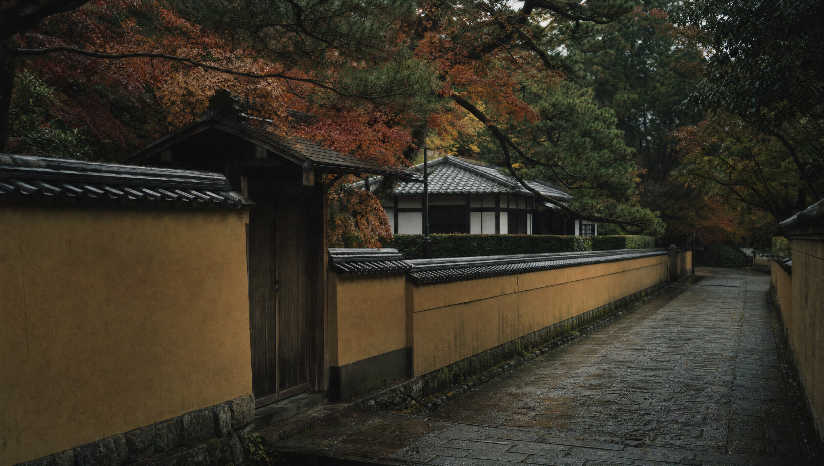 Earthen walls and a closed gate in the Nanzen-ji villa district