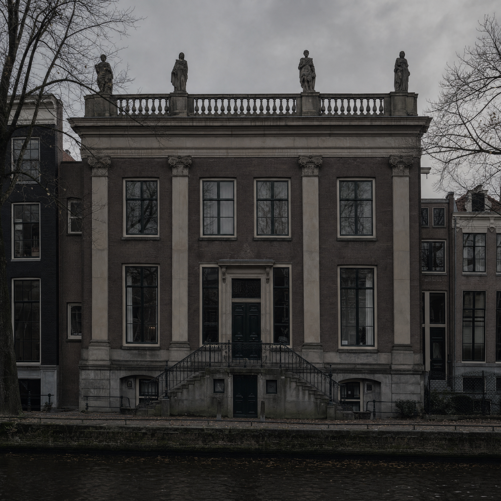 The Keizersgracht front of Museum Van Loon on a flat grey October evening